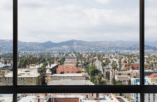 Wilshire Center House | Enjoy a Hassle-Free and Comfortable Stay! Hill View, Near Madison Avenue Park