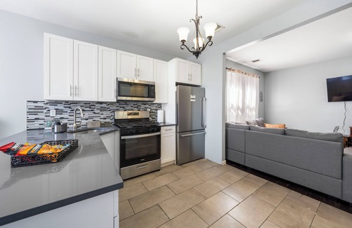Constable Hook House | Enjoy a peaceful and conveniently located stay at this modern comfortable 3-bedroom apartment in Bayonne, where convenience meets comfort! Situated in a prime location, our home offers easy access to plenty amenities, making it the perfect choic