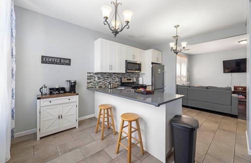 Constable Hook House | Enjoy a peaceful and conveniently located stay at this modern comfortable 3-bedroom apartment in Bayonne, where convenience meets comfort! Situated in a prime location, our home offers easy access to plenty amenities, making it the perfect choic