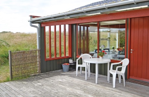 Grærup Strand House | Enjoy a relaxing holiday by the sea in this charming holiday home in the dunes.
