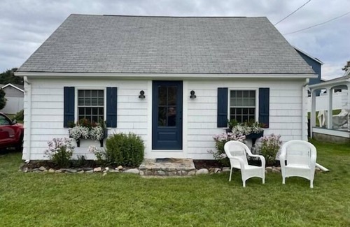 Narragansett Cottage | Enjoy a Relaxing Time in Narragansett, 2 Blocks From The Beach