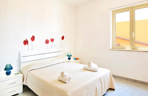 Pizzo Apartment | Enjoy a wonderful sea view in this vacation apartment with community pool.