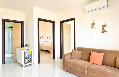 Pizzo Apartment | Enjoy a wonderful sea view in this vacation apartment with community pool.