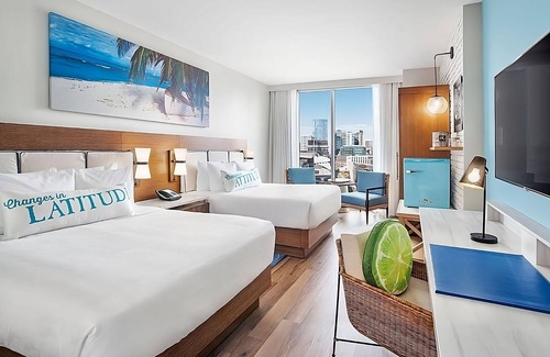 Sobro Hotel | Enjoy Amazing Perks! 2 Relaxing Units, Outdoor Pool, Minutes to Ryman Auditorium