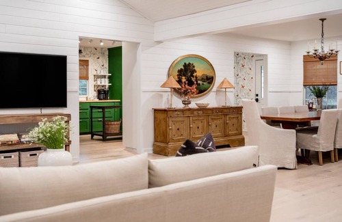 Round Top House | Enjoy an effortless girl's getaway + connecting with your besties.