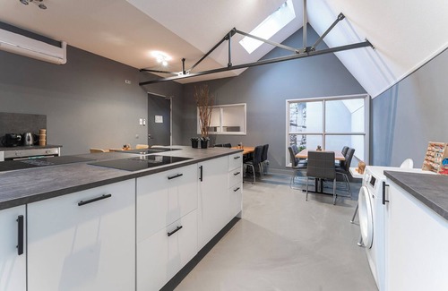 Oss House | Enjoy an elegant room with AC, WiFi, heated floors, and parking. just 5 min from Jan Cunen Museum