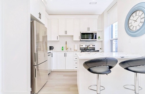 Hamilton Apartment | Enjoy at this centrally located apartment on James St. S. Newly reno'd 2-BR apt!