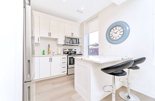 Hamilton Apartment | Enjoy at this centrally located apartment on James St. S. Newly reno'd 2-BR apt!