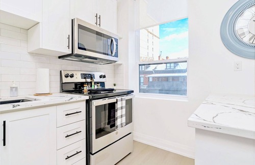 Hamilton Apartment | Enjoy at this centrally located apartment on James St. S. Newly reno'd 2-BR apt!