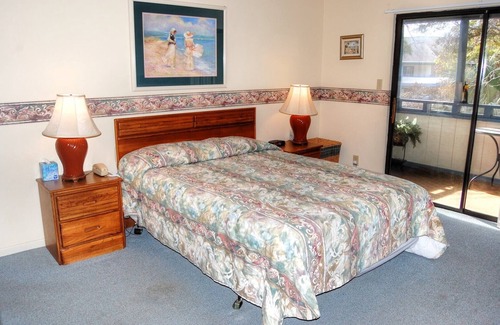 Myrtle Beach Condo | Enjoy breakfast and warm summer breezes on your screened balcony - Summertree
