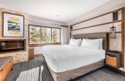 South Lake Tahoe Hotel | Enjoy Enchanting Lake Tahoe Views with Heated Pool and Rooftop Tennis Fun!