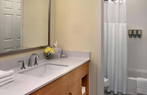 Monmouth Junction Hotel | Enjoy Free Breakfast and Outdoor Pool! Ideal Family Stay in Princeton!