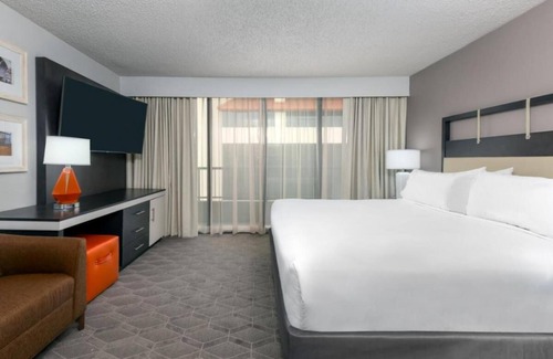 Park Central Hotel | Enjoy Free Made-to-Order Breakfast Daily! FREE Parking, Indoor Pool!