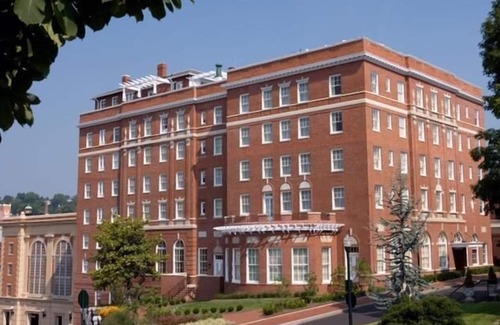 Staunton House | Enjoy Historic Vibes & Modern Comforts | Indoor Swimming Pool