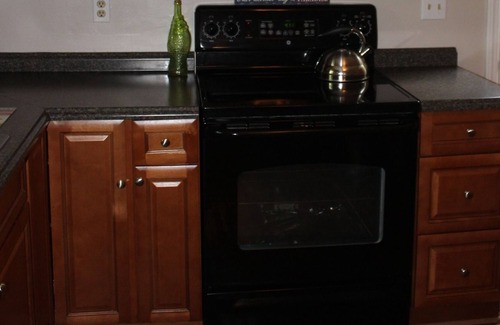 Mineral Cottage | Enjoy lazy lake days in this cozy cottage at Lake Anna