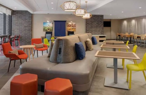 Des Moines Hotel | Enjoy Prime Comfort in Spacious Room Near Attractions | Pets Allowed