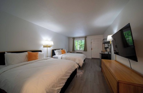 Eureka Springs Historic District Resort | Enjoy the charm of Queen Suite Number 5 at GloryDayz!