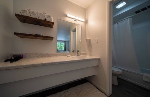 Eureka Springs Historic District Resort | Enjoy the charm of Queen Suite Number 5 at GloryDayz!