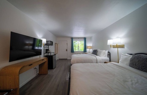 Eureka Springs Historic District Resort | Enjoy the charm of Queen Suite Number 6 at GloryDayz!