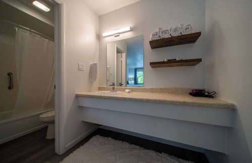 Eureka Springs Historic District Resort | Enjoy the charm of Queen Suite Number 6 at GloryDayz!