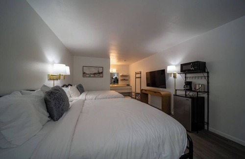 Eureka Springs Historic District Resort | Enjoy the charm of Queen Suite Number 6 at GloryDayz!