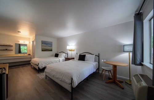 Eureka Springs Resort | Enjoy the charm of Queen Suite Number 8 at GloryDayz!