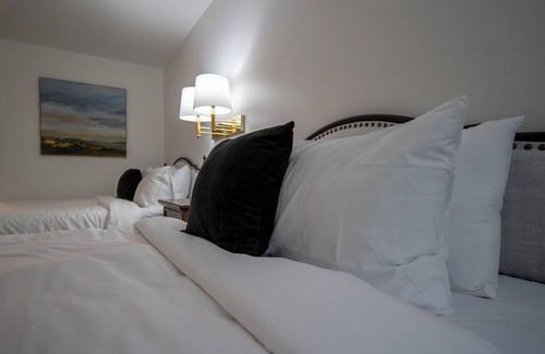Eureka Springs Resort | Enjoy the charm of Queen Suite Number 8 at GloryDayz!