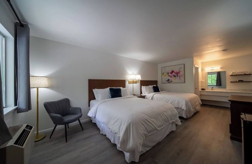 Eureka Springs Resort | Enjoy the charm of Queen Suite Number 10 at GloryDayz!