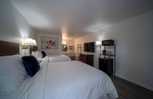 Eureka Springs Resort | Enjoy the charm of Queen Suite Number 10 at GloryDayz!