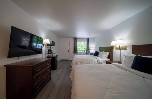 Eureka Springs Resort | Enjoy the charm of Queen Suite Number 10 at GloryDayz!