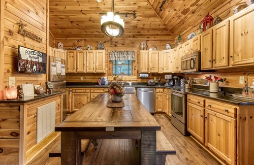 Gatlinburg Cabin | ENJOY "THE VIEW" 5 ⭐️STAR ELEGANT, PET FRIENDLY, 3 KING BEDS & GORGEOUS SCENERY