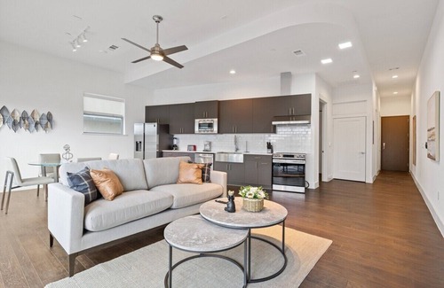 Cedars Apartment | Enjoy the View - LUX Apartment - King Bed!