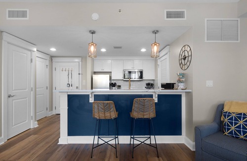Baytowne Wharf Condo | Enjoy This Elegant Coastal Condo:, King-Suite,Full kitchen,Pool, Hot Tub,Balcony