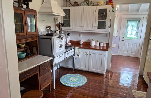 East Naples Cottage | Enjoy this historic cottage in the heart of town, 5 minutes from 5th Ave/Beach!