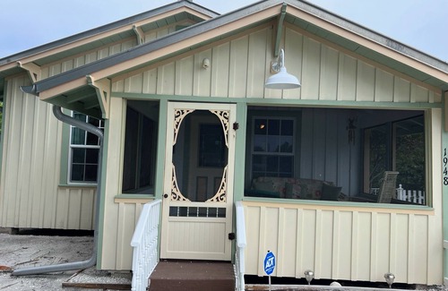 East Naples Cottage | Enjoy this historic cottage in the heart of town, 5 minutes from 5th Ave/Beach!
