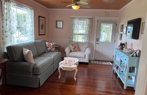 East Naples Cottage | Enjoy this historic cottage in the heart of town, 5 minutes from 5th Ave/Beach!