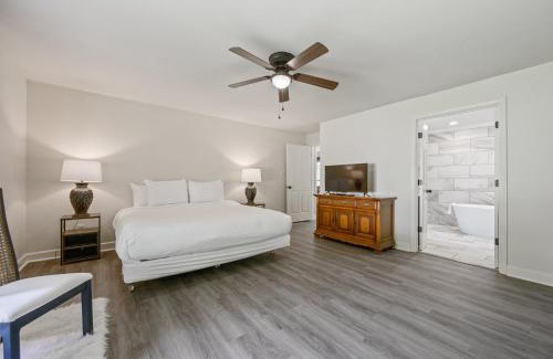 Marietta House | Enjoy This Roomy Cabin Style 5BR With A Pool Table