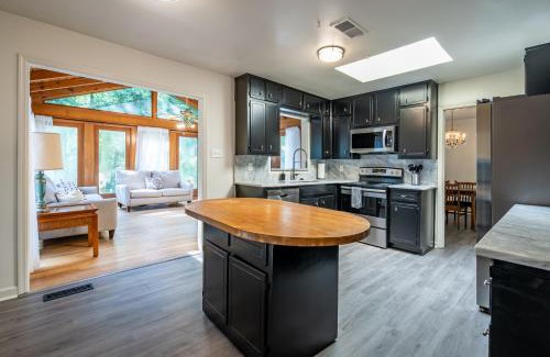 Marietta House | Enjoy This Roomy Cabin Style 5BR With A Pool Table