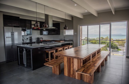 Van Dyks Bay House | Enjoy whale watching, shark diving, wildlife, attentive host, memorable stays.