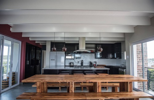 Van Dyks Bay House | Enjoy whale watching, shark diving, wildlife, attentive host, memorable stays.