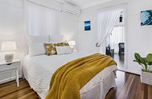 Scarborough Cottage | Enjoy your morning walk and swim just 400m to a beautiful Queens North beach