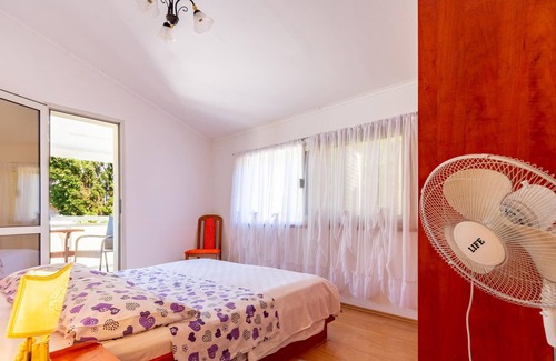 Zavalatica Apartment | Enjoy your vacation in these apartments, located in the bay Zavalatica, on the south side of the bea