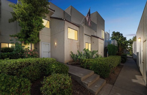 Bakersfield Condo | Enjoyable 3-bedroom condo with AC in charming Bakersfield