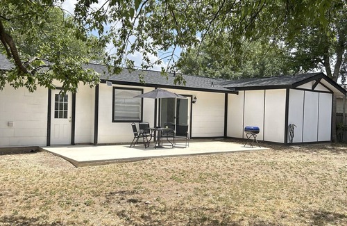 West San Antonio House | Enjoyable 3-bedroom house with AC in San Antonio