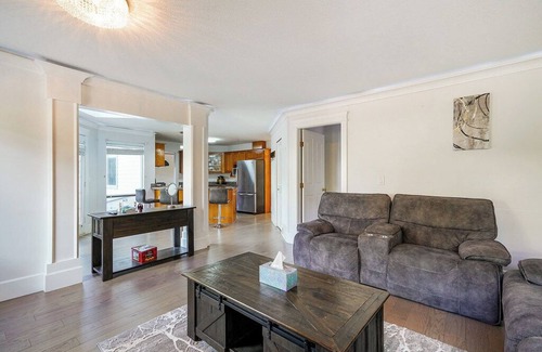 Fleetwood House | Enjoyable 4-bedroom house with AC in Surrey