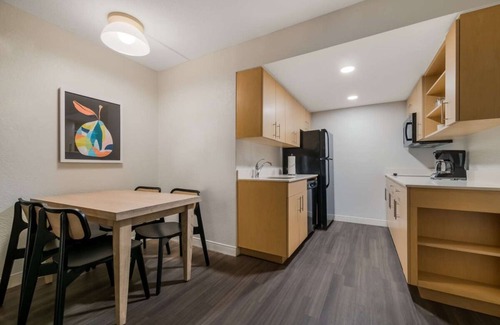 Florida Central Atlantic Coast Hotel | Enjoyable Holiday In Orlando, With Pool, Short Drive to Fun Spot America