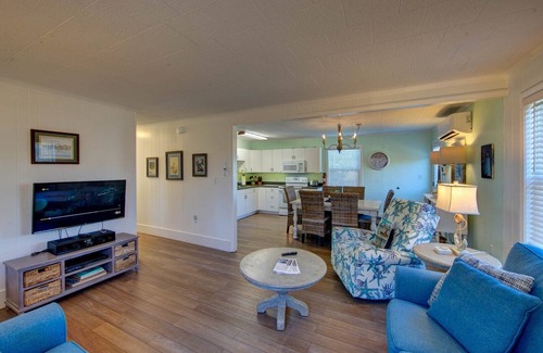 Ocracoke Cottage | Enoch's Hideaway: Cozy, comfortable Ocracoke cottage with Lighthouse views