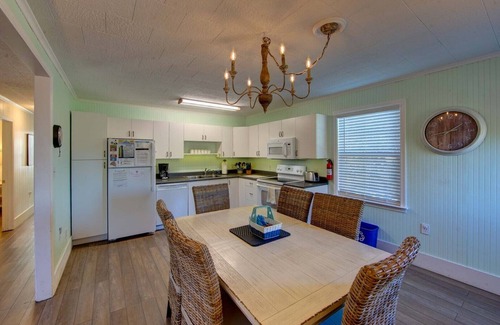 Ocracoke Cottage | Enoch's Hideaway: Cozy, comfortable Ocracoke cottage with Lighthouse views