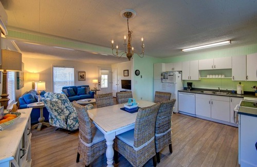 Ocracoke Cottage | Enoch's Hideaway: Cozy, comfortable Ocracoke cottage with Lighthouse views