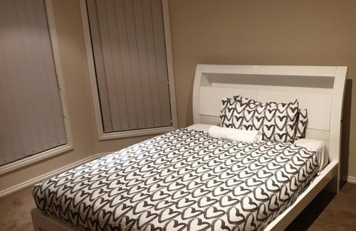 Werribee House | Ensuite room with Private Bath toilet CBD Airport